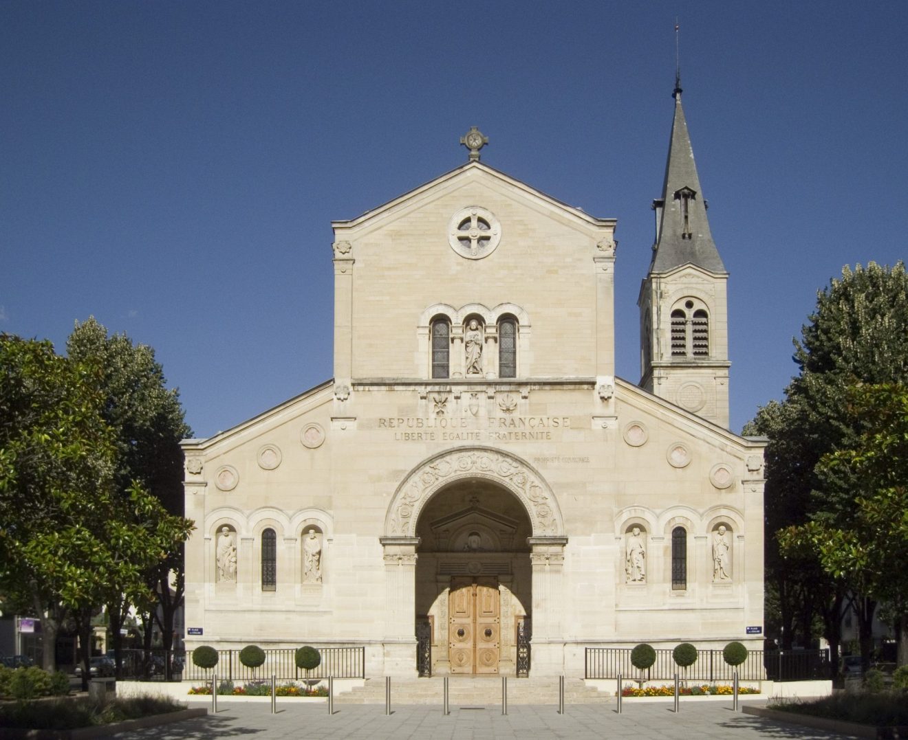 Église_Saint-Pierre,_Charenton-le-Pont_-_Front